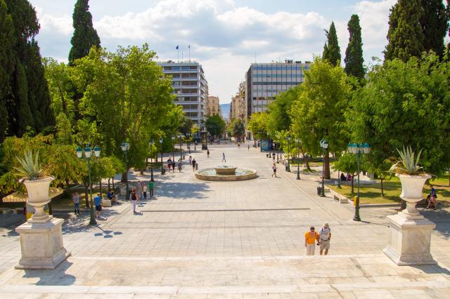 Hlavné námestie Atén Syntagma je začiatočnou stanicou každého n