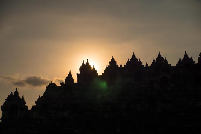 Silueta najkrajšej indonézskej pamiatky Borobudur.
foto : Marti
