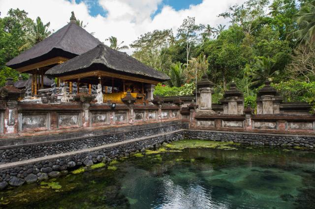 Pokojný vodný chrám na Bali. Osloví vás spiritualita ostrova bo