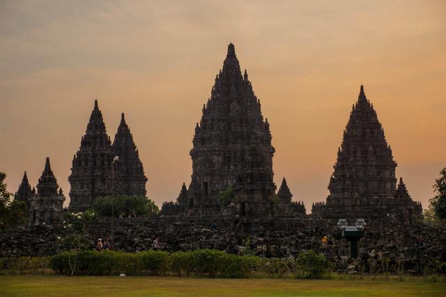 Západ slnka nad komplexom Prambanan.
foto : Martin ŠIMKO — 