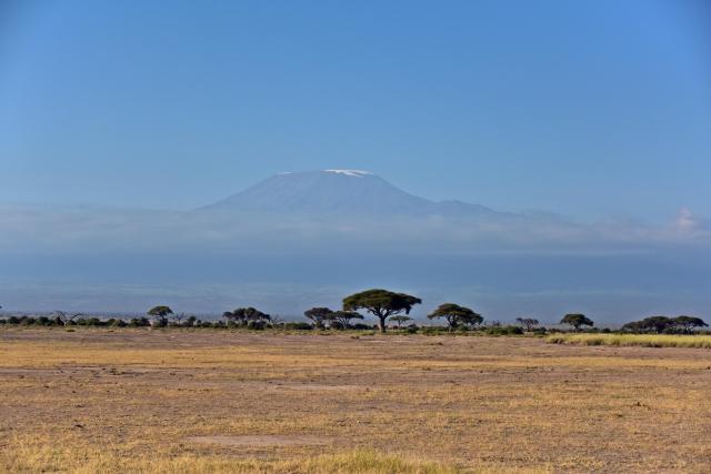Prvé pohľady na národný park Amboseli a v pozadí masívne Kilima