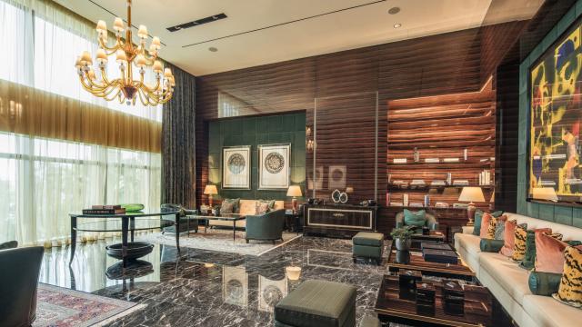 Luxusná, ale štýlová lobby hotela Four Seasons.