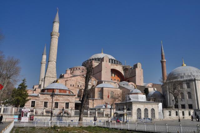 Hagia Sofia bola kresťanskou, byzantskou bazilikou, mešitou, ne