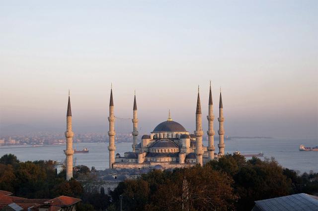 Pohľad na Modrú mešitu s jej šiestimi minaretmi vás neomrzí ani