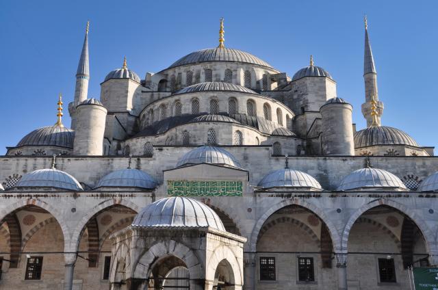 Mešita sultána Ahmeta alebo Sultanahmet Camii poznáme ako Modrú