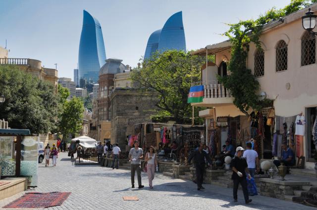 Baku stojí oboma nohami na zemi, no jednu z nich má v oriente a