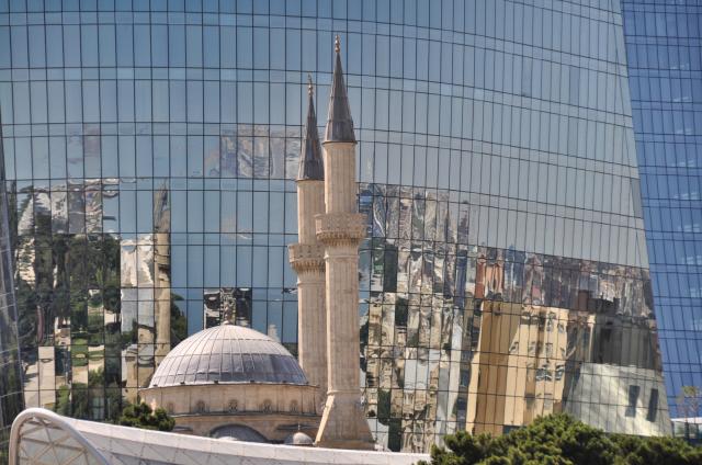 Baku má svoju schizofréniu moderného mesta, kde hrajú dôležitú 