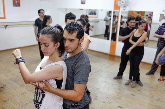 Tango bývalo tancom prostitútok a robotníkov. Carlos Gardel ho 
