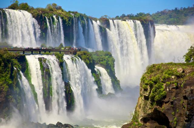 Mohutný biely spenený prúd rieky Iguazú