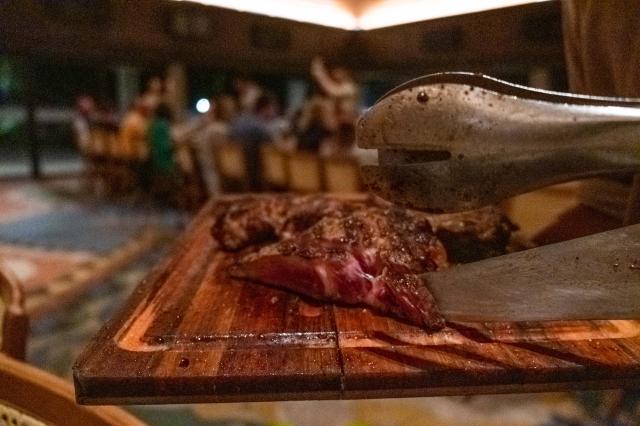 Churrascaria je spôsob prípravy a servírovania mäsa na dlhánsky