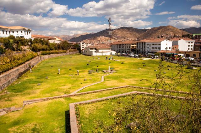 Zavítame aj do pevnosti Sacsayhuaman priamo nad bývalým hlavným