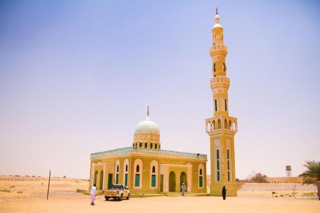 Extrémne fotogenická púštna mešita - Al-Shryan Mosque -  popri 