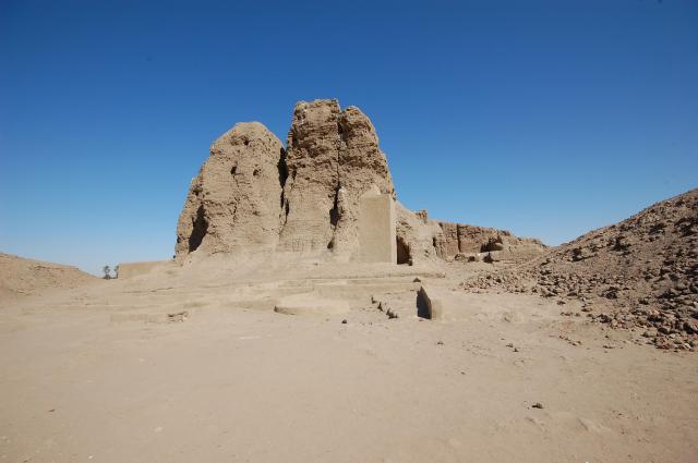 Prastaré pyramídy a hlinené pevnosti hlboko v púšti. foto: Ľubo