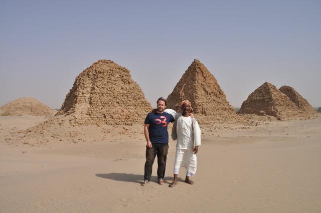Pyramídy Nuri pri Karime s miestnym strážnikom pyramíd. Ktorá b