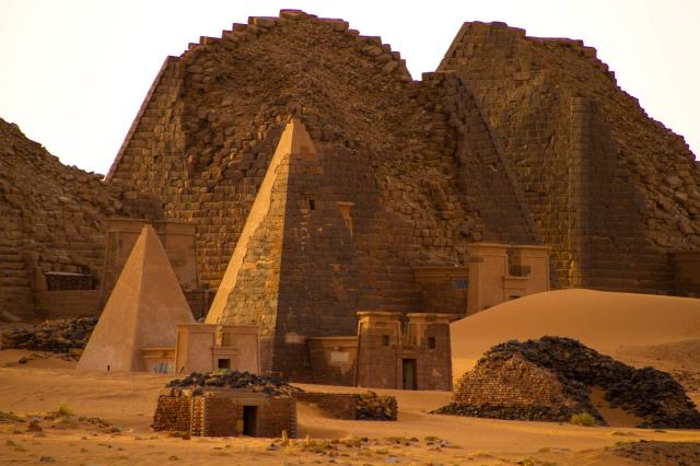 Mnoho pyramíd je zničených kvôli lovcom pokladov z polky 19. st