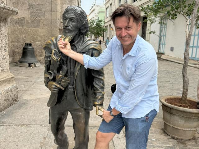 Ak chytíte Caballero de Paris za bradu, prst a stúpite mu na no