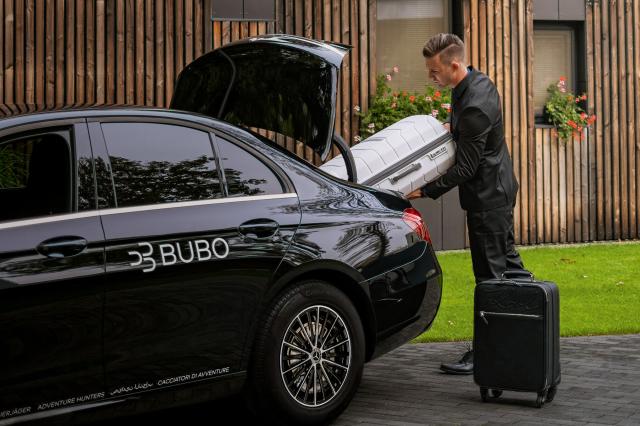 Na letisko vyrážame  VIP transferom so školenými šoférmi v oble
