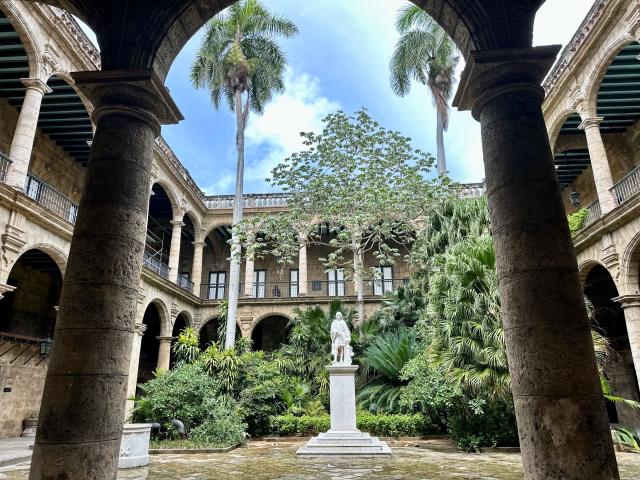 Dom guvernéra na Plaza de Armas a miesto, kde Havana vznikla.