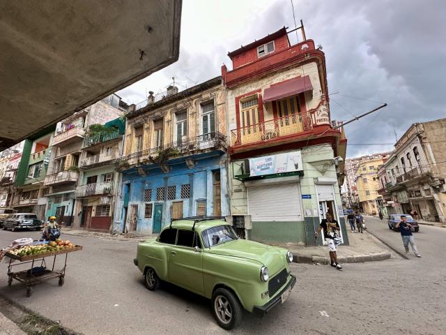 Benzínu je nedostatok a ak auto ide, je to luxus.