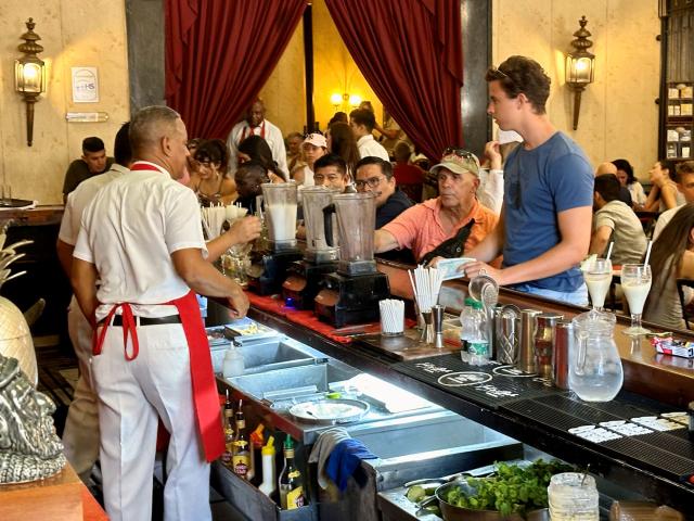 Dnes skočíme aj do baru La Floridita, kde pravidelne chodieval 