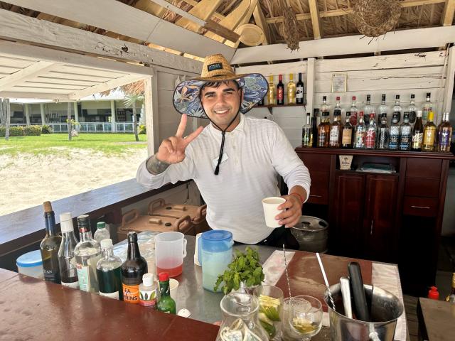 Sympatický barman na pláži nášho all inclusive hotela.