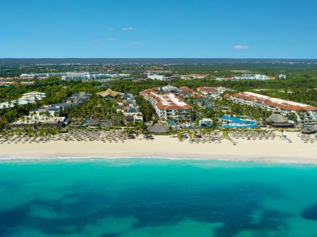 Elitný rezort Secrets Royal Beach obklopený nespočetným množstv