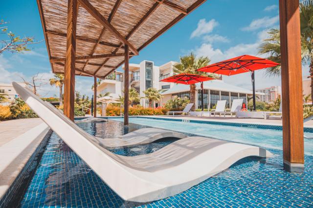 Bazény Radisson Blu na Arube.