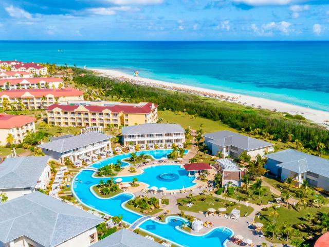 Pláž pred elitným hotelom Paradisus Princesa. Neplávame s alkoh