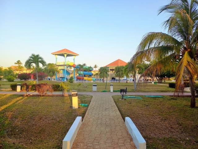 Okolie bazéna Memories Varadero na Kube. Foto: Daniela Mihaldov
