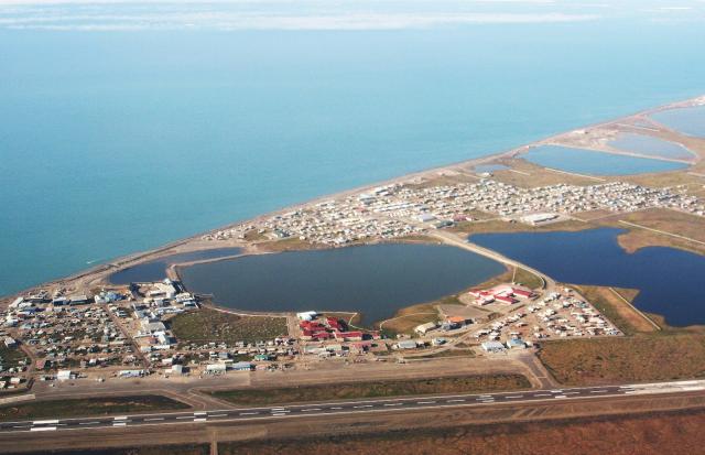 Pohľad na Utqiagvik z lietadla.