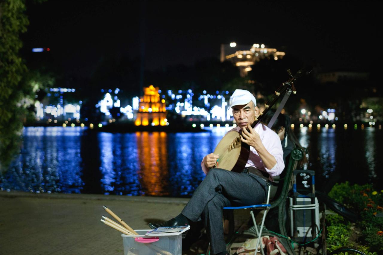 Z tohoto jazera podala korytnačka kráľovi magický meč (vietnams