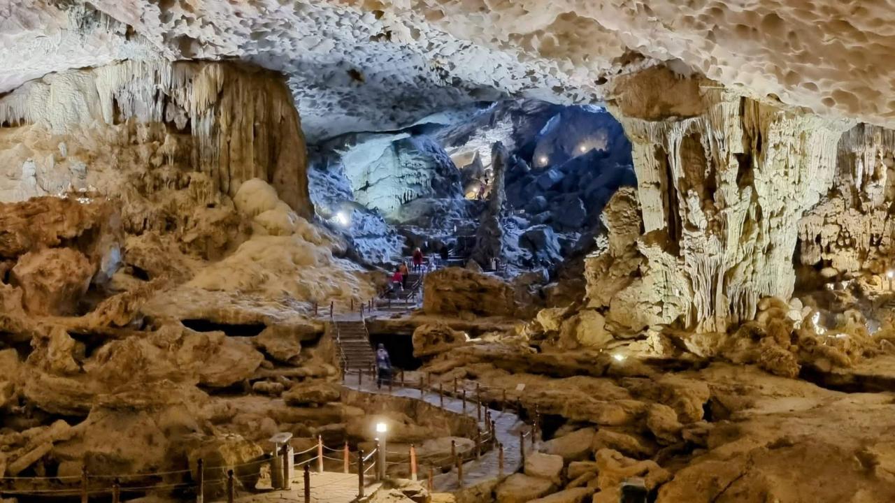 Počas plavby v zátoke Ha Long sa zastavíme aj v jaskyni Sung So