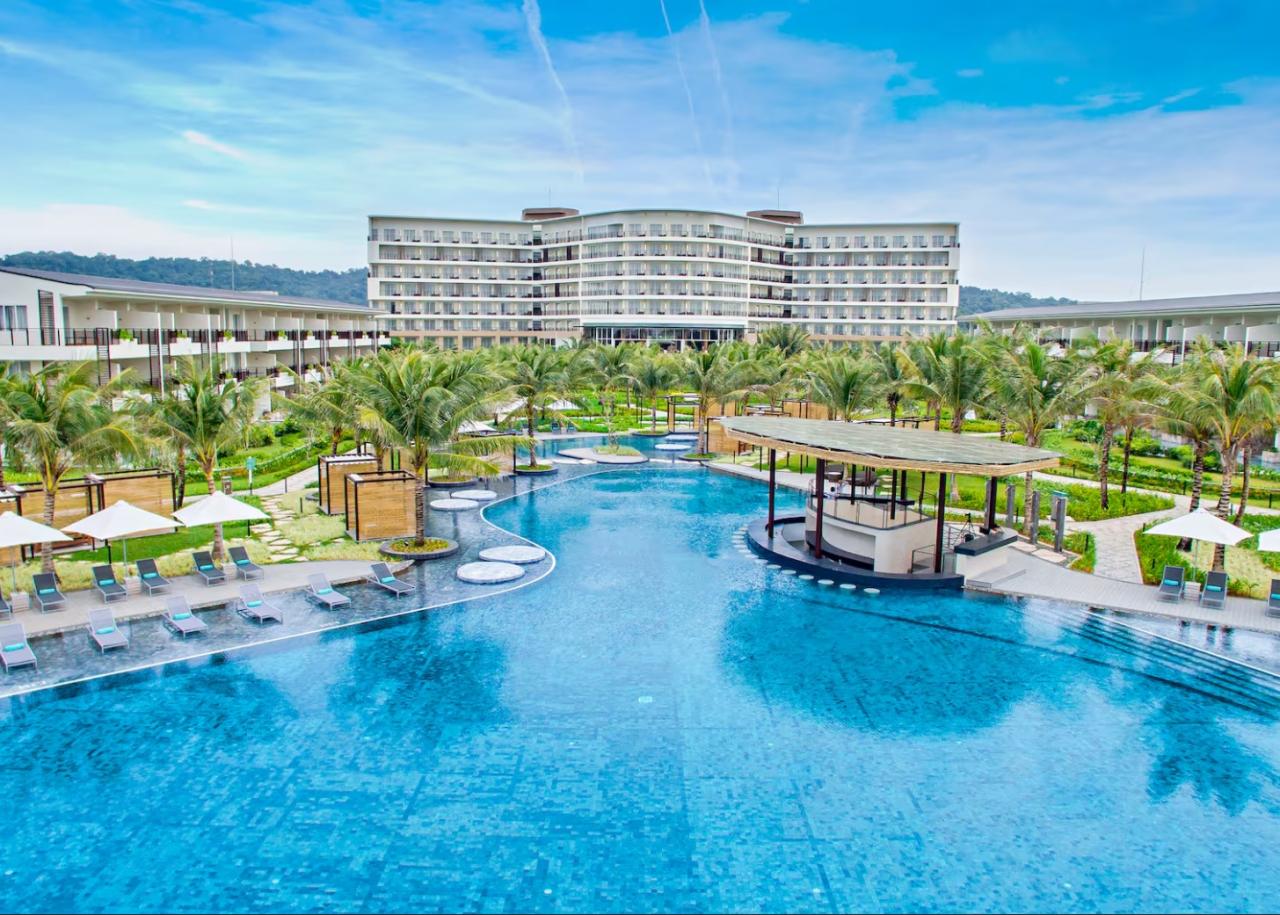 Veľký infinity pool dominuje celému rezortu. Na balijských leža