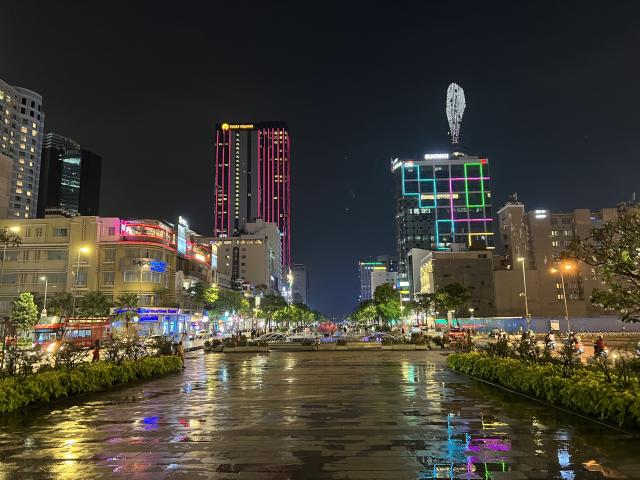Saigon, resp. Hočiminovo mesto je živé moderné mesto a metropol