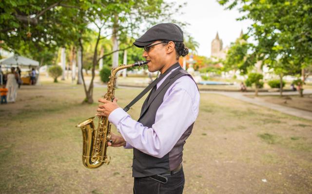 Portrét saxofonistu, ktorý koncertuje na námestí Nezávislosti.
