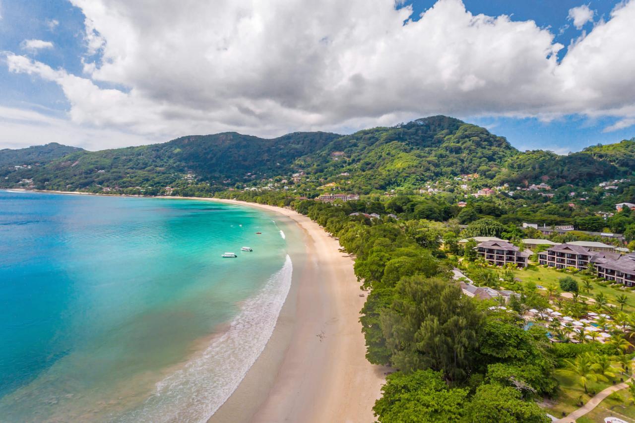 Tu sme ubytovaní. Pláž Beau Vallon je najdlhšou na ostrove, má