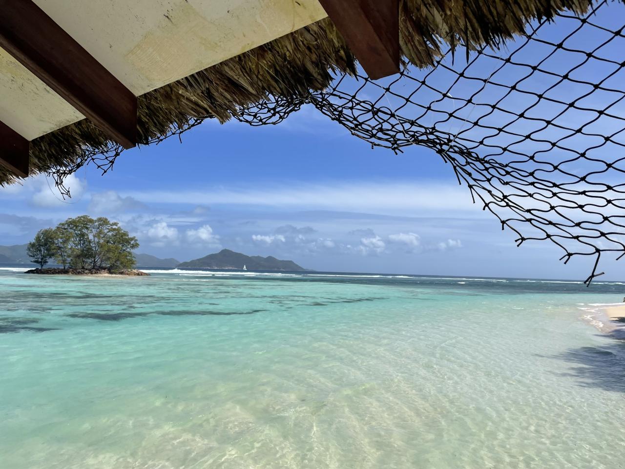 Biele pláže a tyrkysové more na ostrovoch Praslin a La Digue Vá