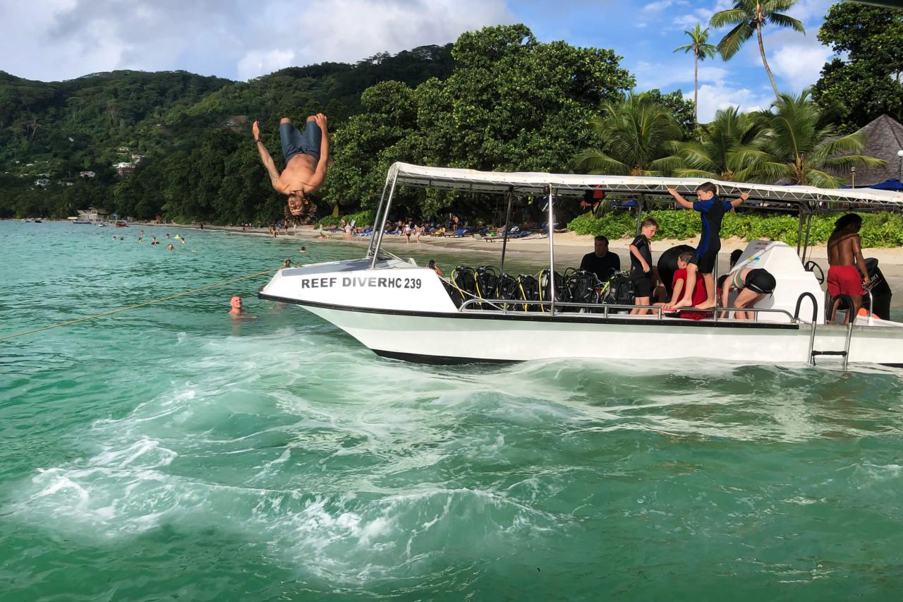 Paráda. Salto na našej pláži Beau Vallon po návrate zo šnorchlo
