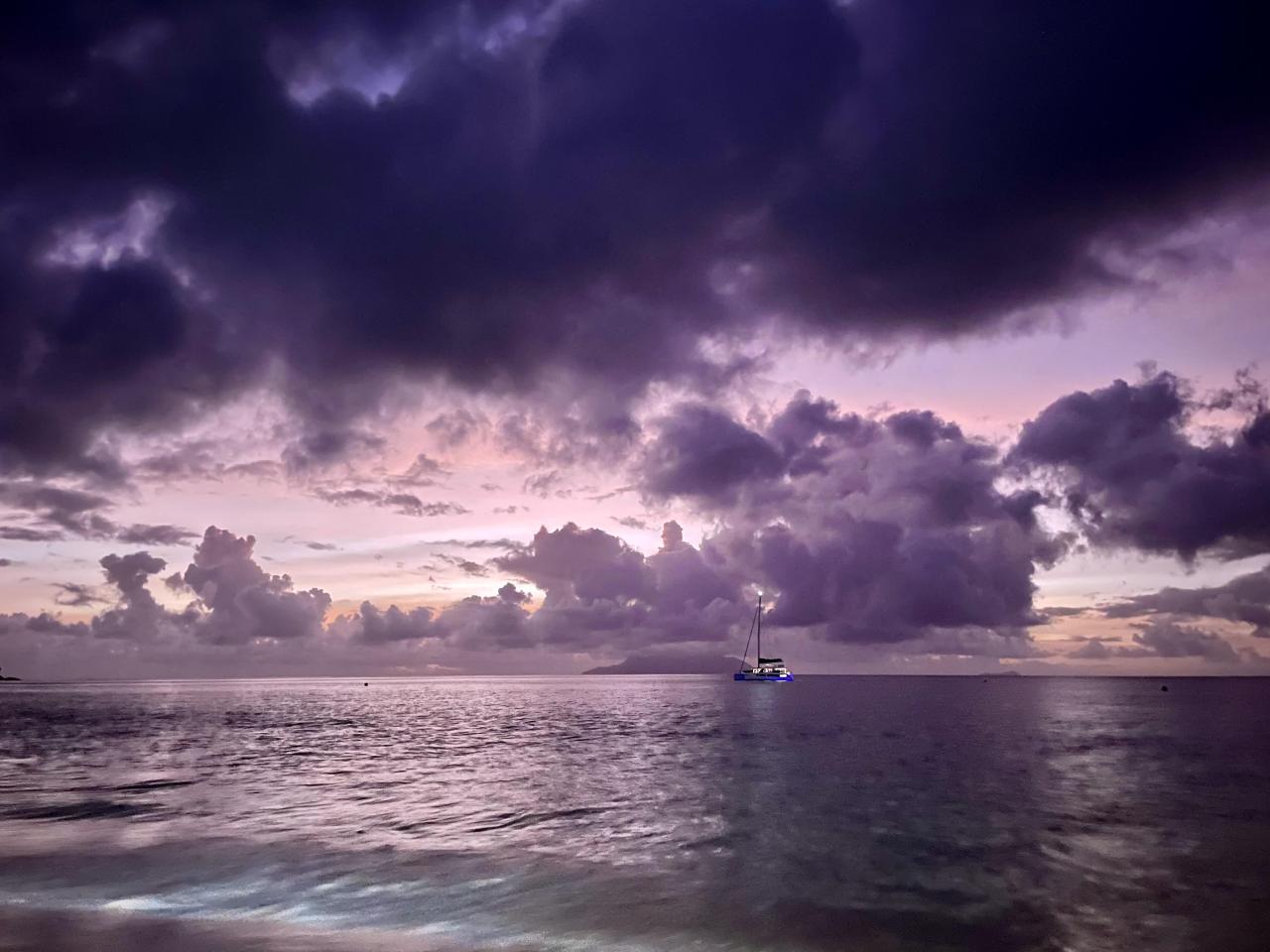 Na pláži Beau Vallon, kde sa nachádzajú oba naše hotely viete z