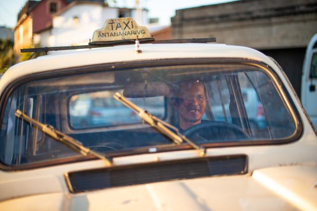 Taxikári s úsmevom.
Foto: Robert Taraba — 