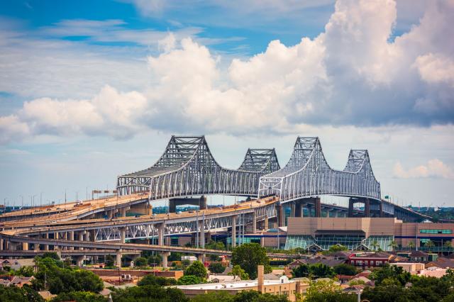 Panorámu dopĺňa aj sústava mostov ponad rieku MIssissippi. Foto