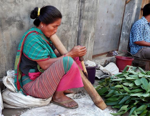 Tradičný spôsob fajčenia v Bangladéši. Foto: Ľuboš Fellner - 