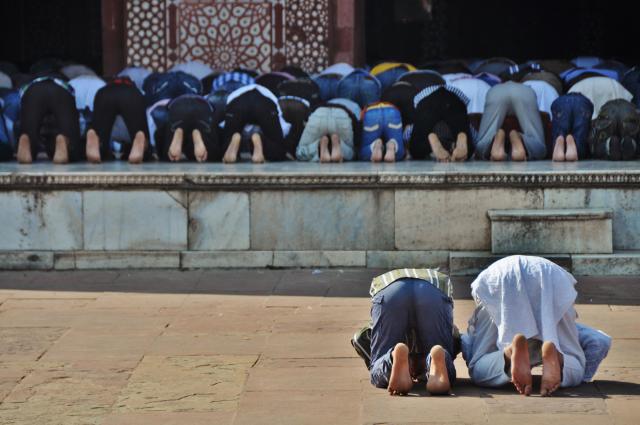 Spoločná modlitba v mešite vo Fatehpur Sikri. foto: Tomáš Kubuš