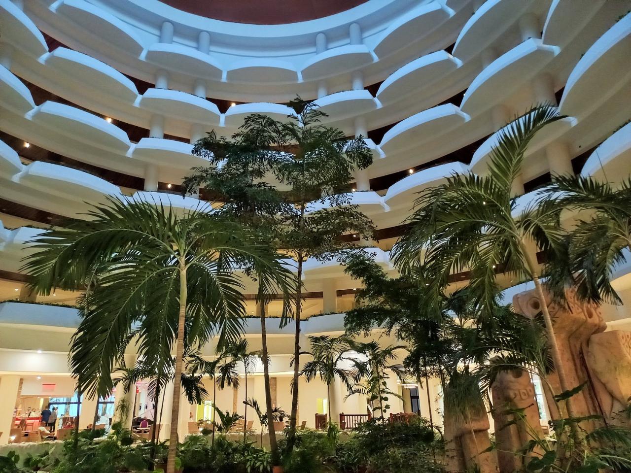 Vnútorné priestory hotela Melia Varadero za recepciou plné pali