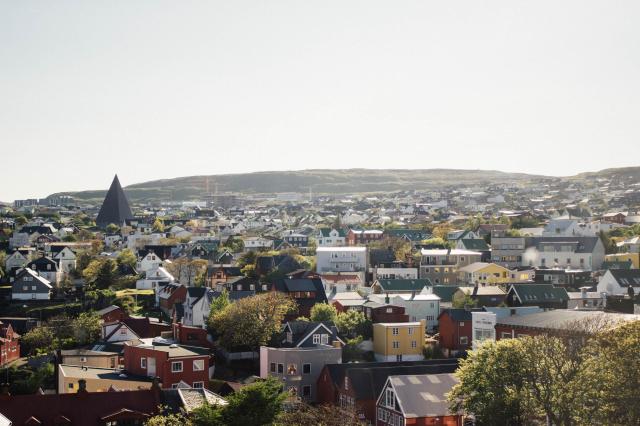 Pohľad na Thorshavn, ktorý má prívlastok „najmenšie hlavné mest