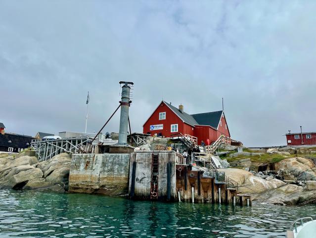 Nuuk a malé inuitdské (eskymák je v preklade pojedač surového m