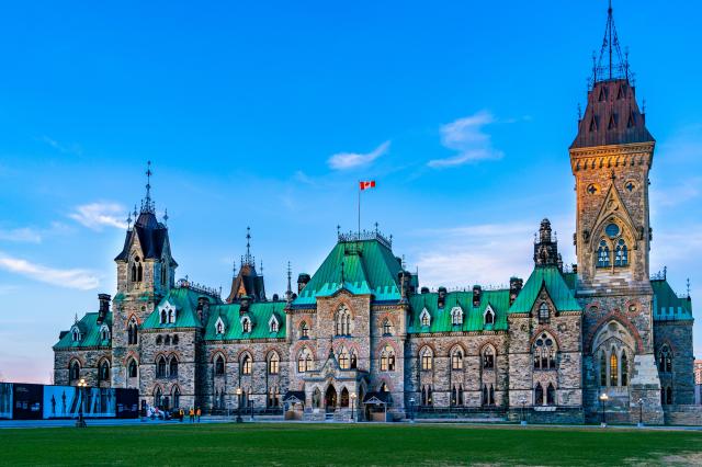 Pozrieme sa na mesto Ottawa z Peace Tower. foto:  - archív