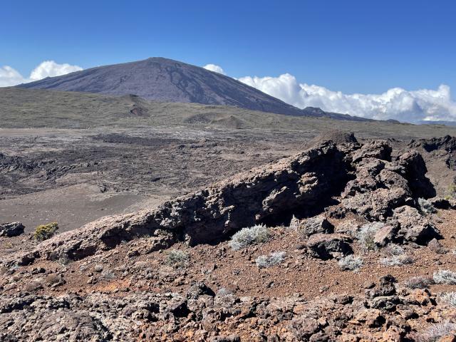 Tento ostrov je stále sopečne aktívny. Aj Piton de la Fournaise