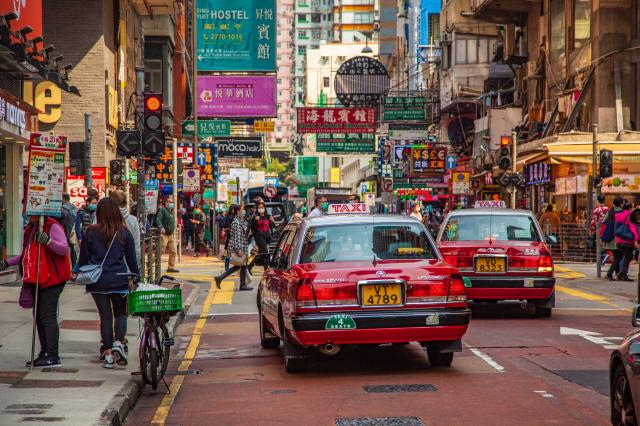 Koloniálne časy Hong Kongu nám dodnes pripomínajú taxíky a šofé