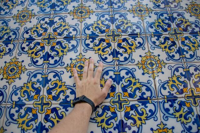 Tradičná portugalská dlažba azulejos v centre Macaa kontrastuje